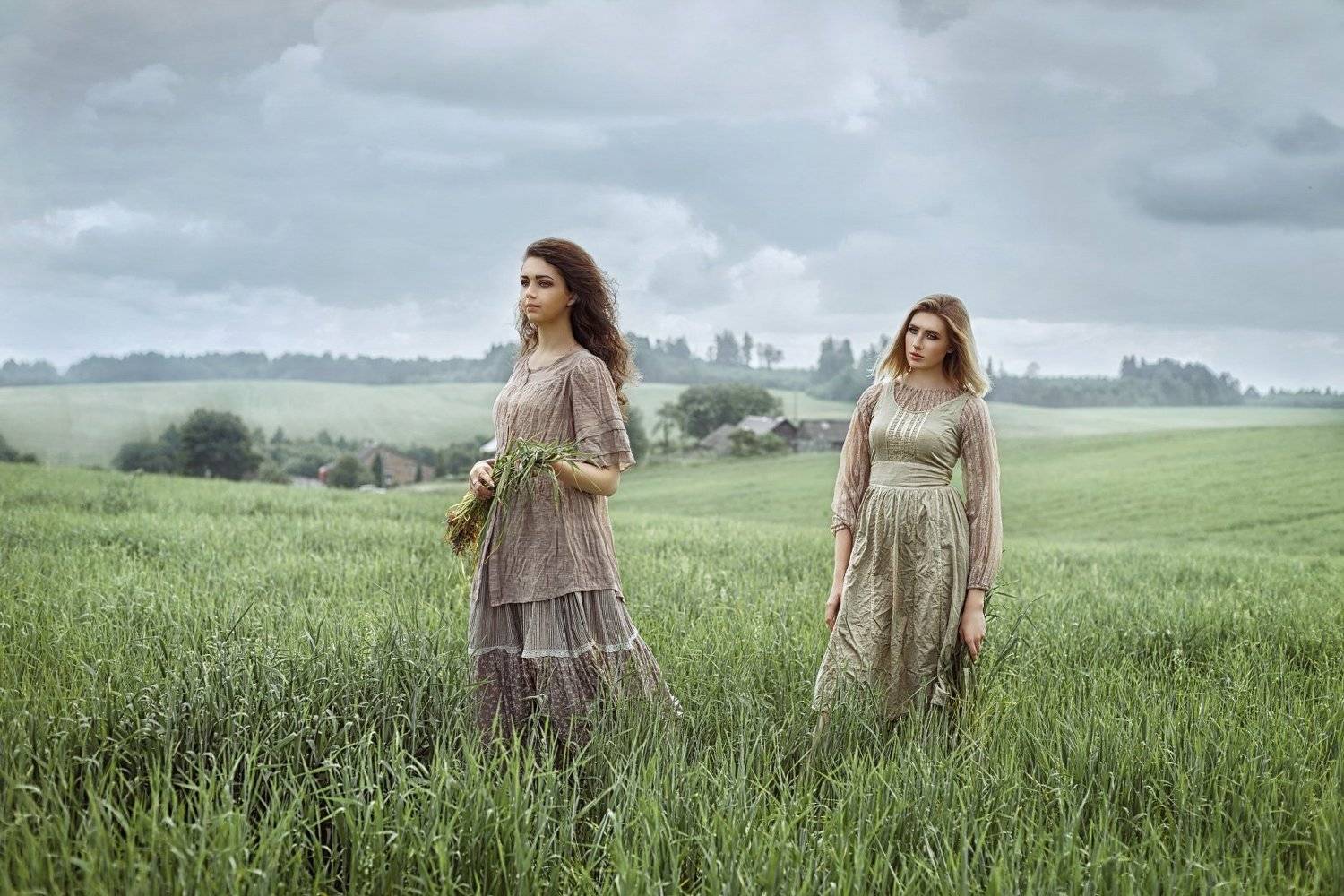 девушка, женский портрет,  поле,  ветер, деревня, лето, трава, небо, сборщицы, костюм, постановка, жанр, Наталья Прядко