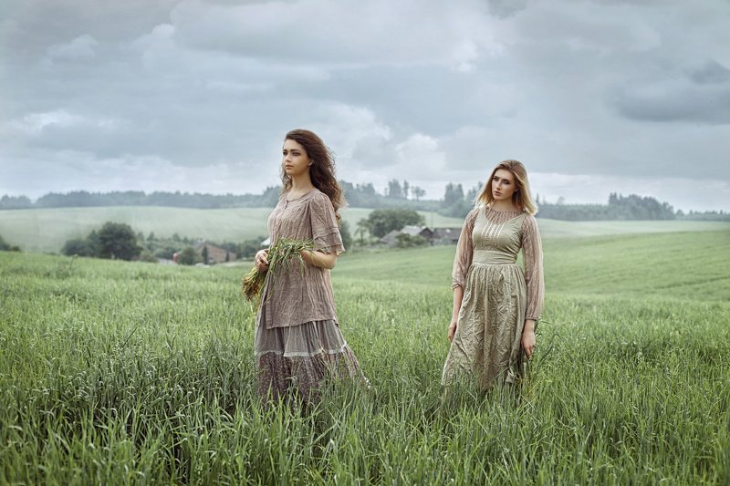 девушка, женский портрет,  поле,  ветер, деревня, лето, трава, небо, сборщицы, костюм, постановка, жанр Сборщицы фото превью