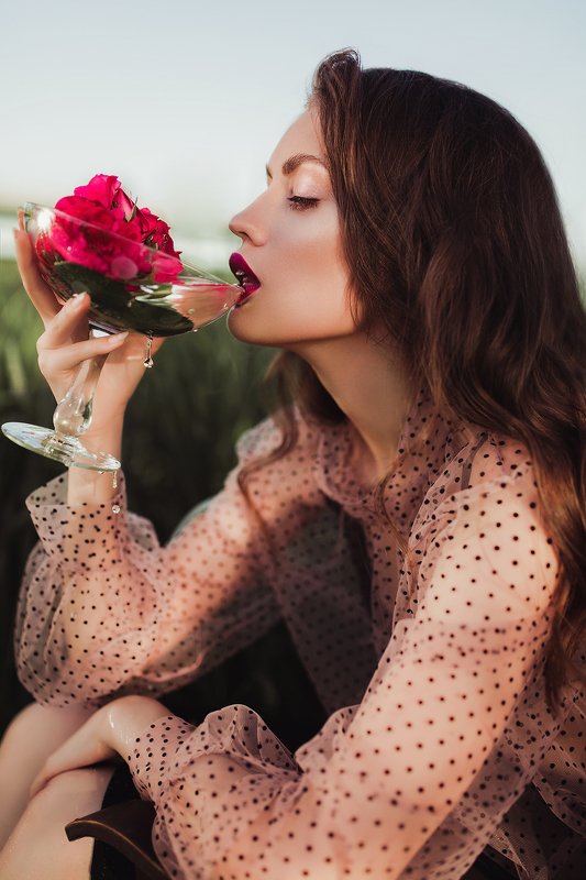 портрет, девушка, женский портрет, портрет девушки, лето, летний портрет, фэшн, стилизация, цветы, бокал, цвет, фото, фотография Варя Денищук фото превью