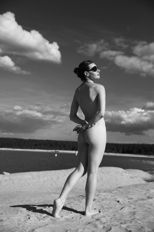 девушка женщина тело облака грудь ягодицы чб Пляж фото превью