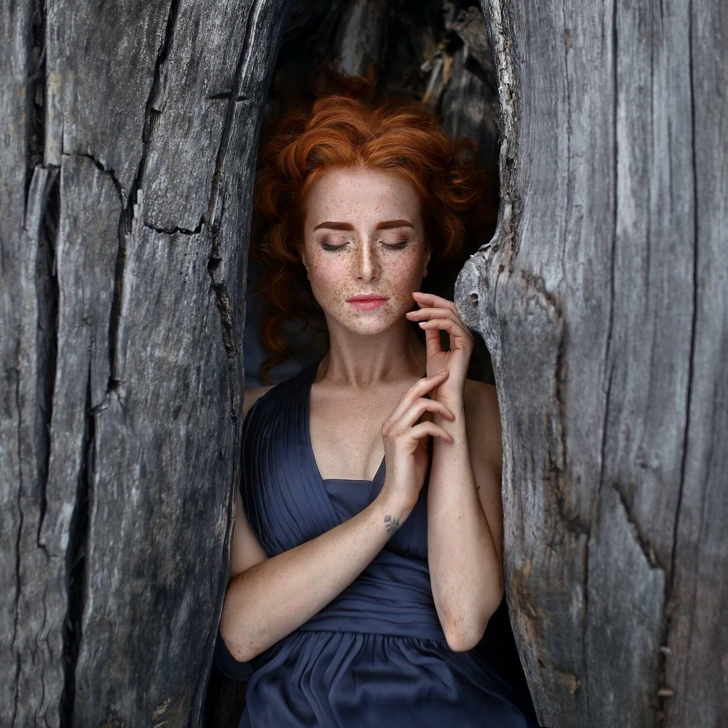 бревна, рыжая, рыжая девушка, веснушки, рыжий и серый, серое платье, тату, татуировка, девушка с закрытыми глазами, огненные волосы, конопушки, конопатая девушка, Ирина Голубятникова