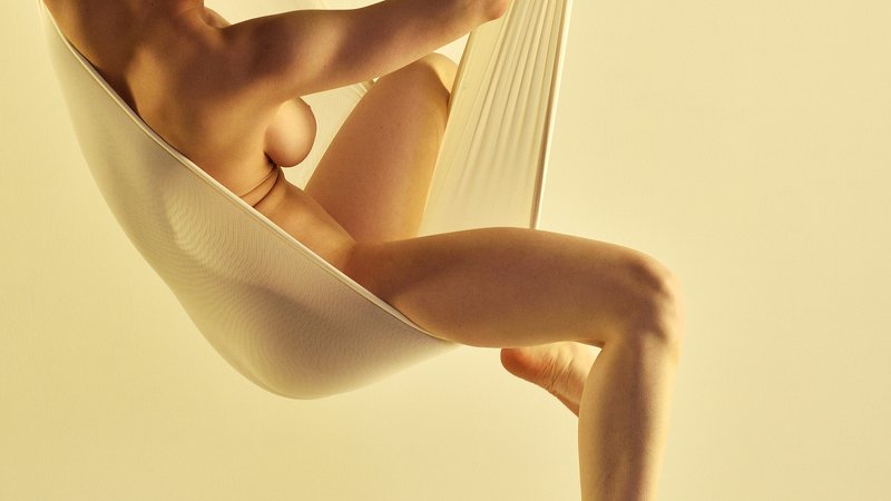 девушка Девушка в гамаке фото превью