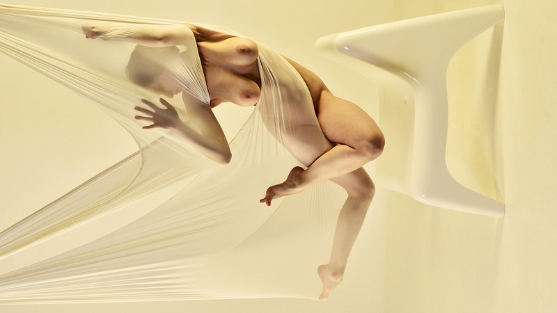 девушка Девушка в гамаке и кресло ... на стене фото превью