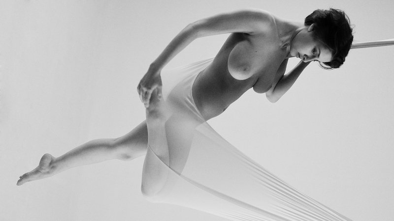 девушка Девушка в гамаке фото превью