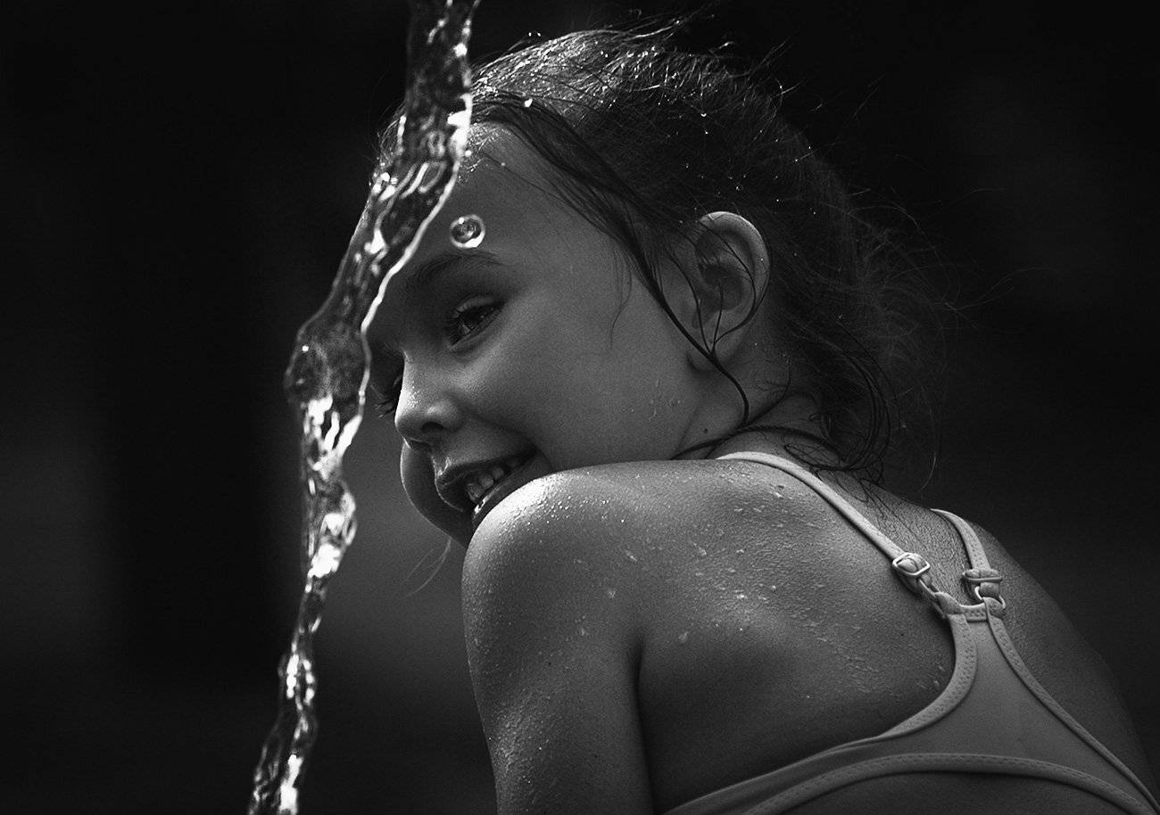 дети, чб фото, жанровый уличный детский портрет, фонтаны, эмоции, Vera Trandina