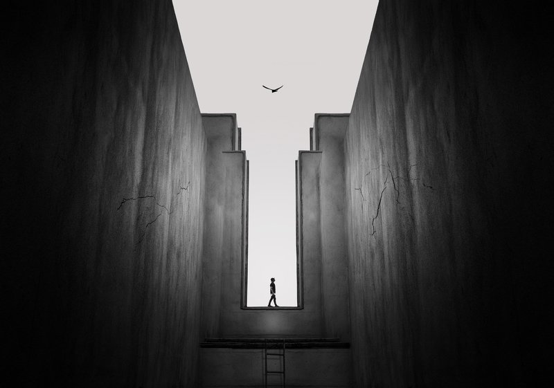 conceptual Stuck Between фото превью