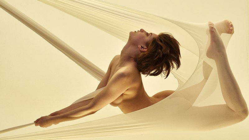 девушка Девушка в гамаке фото превью