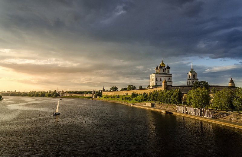 псков, река, великая, троицкийсобор Перед грозой фото превью