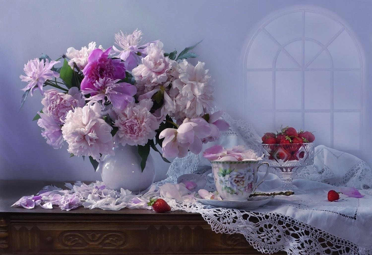 still life,натюрморт,цветы, фото натюрморт, пионы, лето,  июль,клубника, чашка, фарфор, Колова Валентина