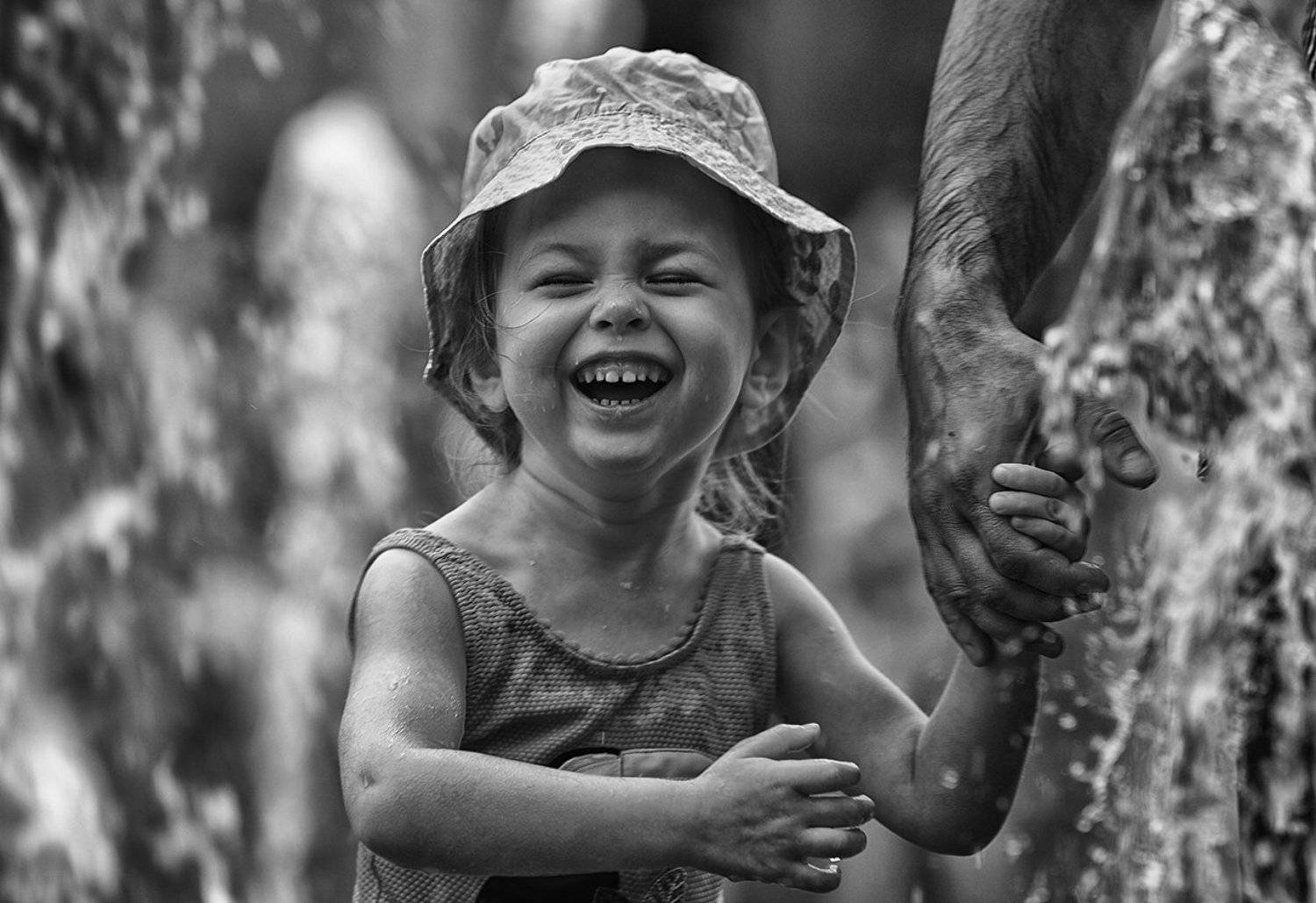 дети, чб фото, жанровый уличный детский портрет, фонтаны, эмоции, Vera Trandina