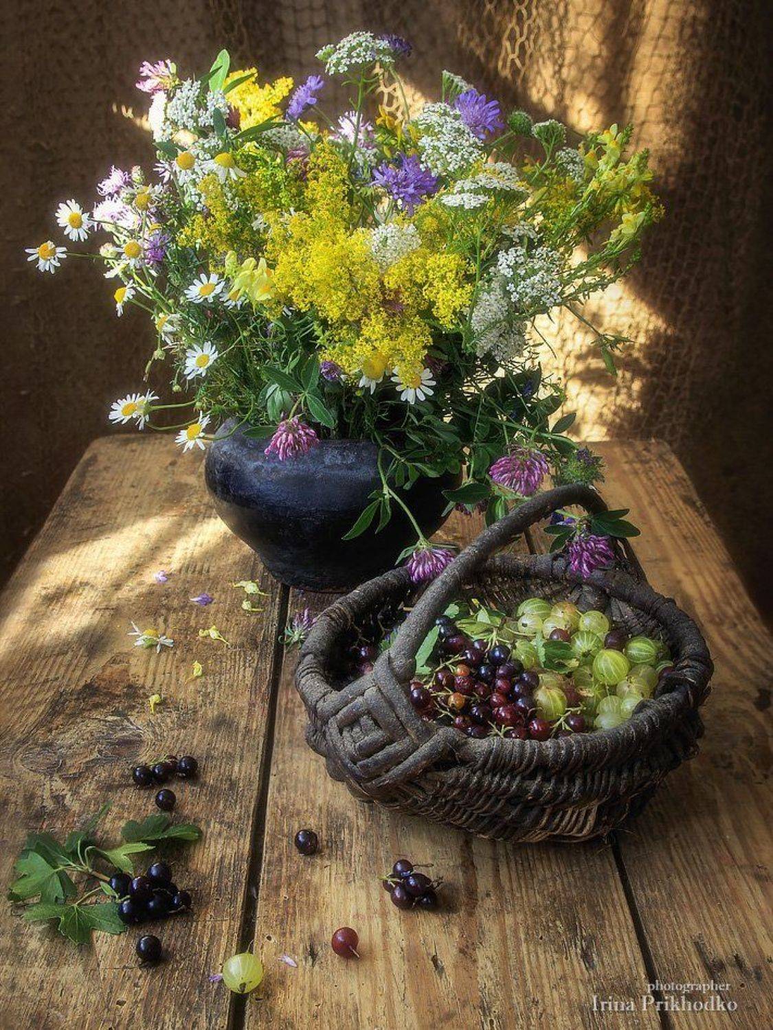 натюрморт, лето, деревенский, цветочный, винтажный, полевые цветы, старый чугунок, корзинка, ягоды, Ирина Приходько