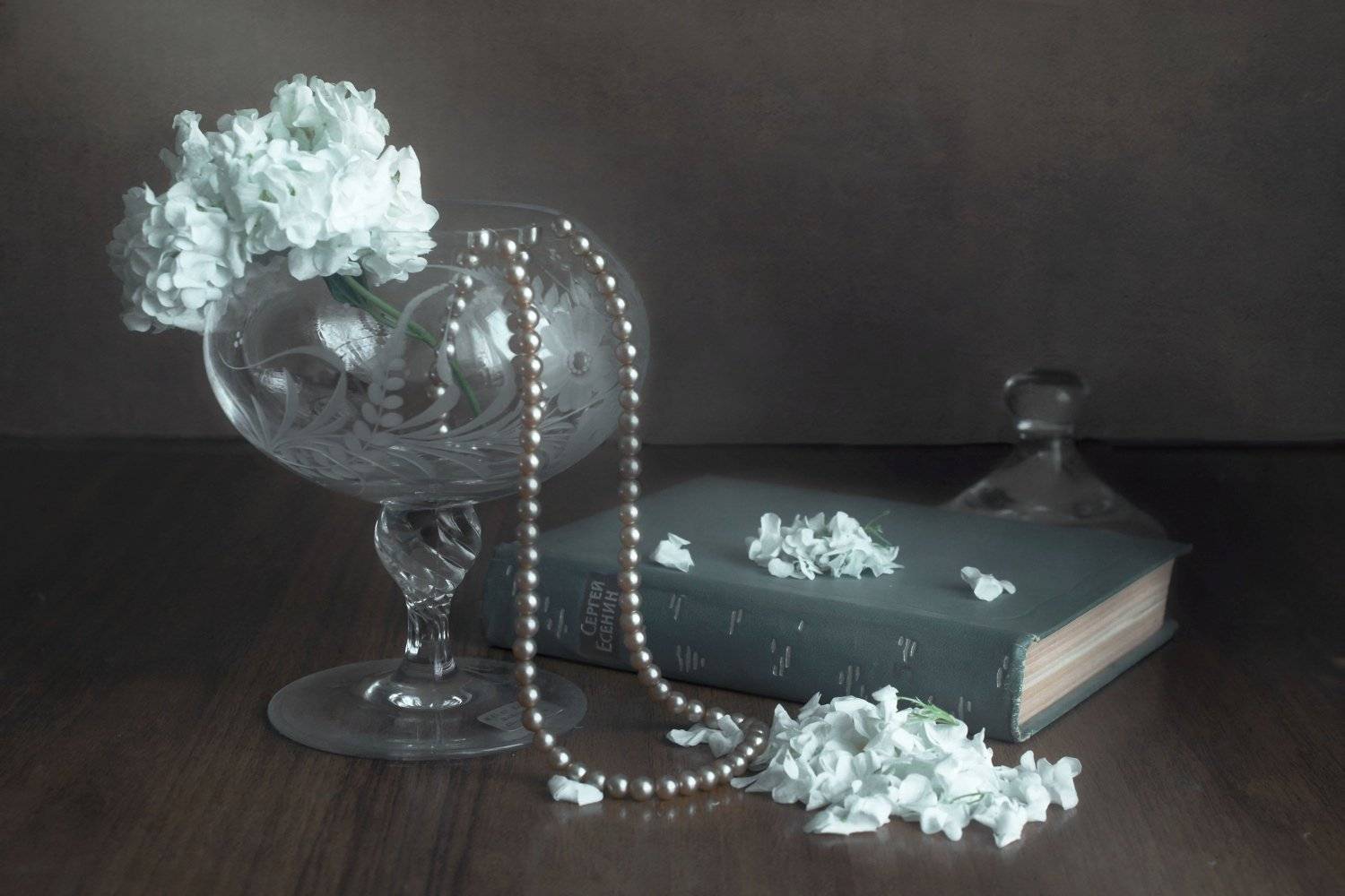 цветы, ваза, книга, поэт, бусы, Инна Грицик