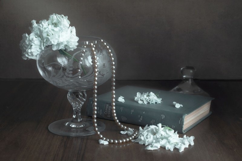 цветы, ваза, книга, поэт, бусы Цветы и стихи фото превью