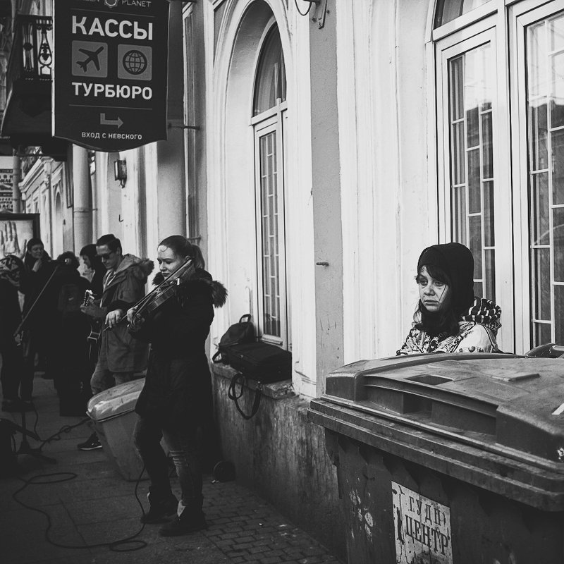 город, музыканты, чб, питер среди города фото превью