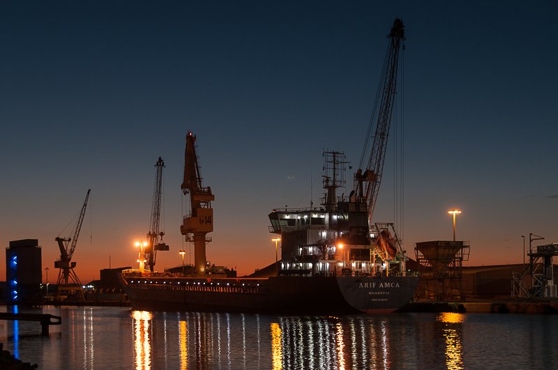 dusk; nightfall; blue hour;water;boat;reflection;light Zone portuaire de Port la Nouvelle à l\'heure bleue фото превью
