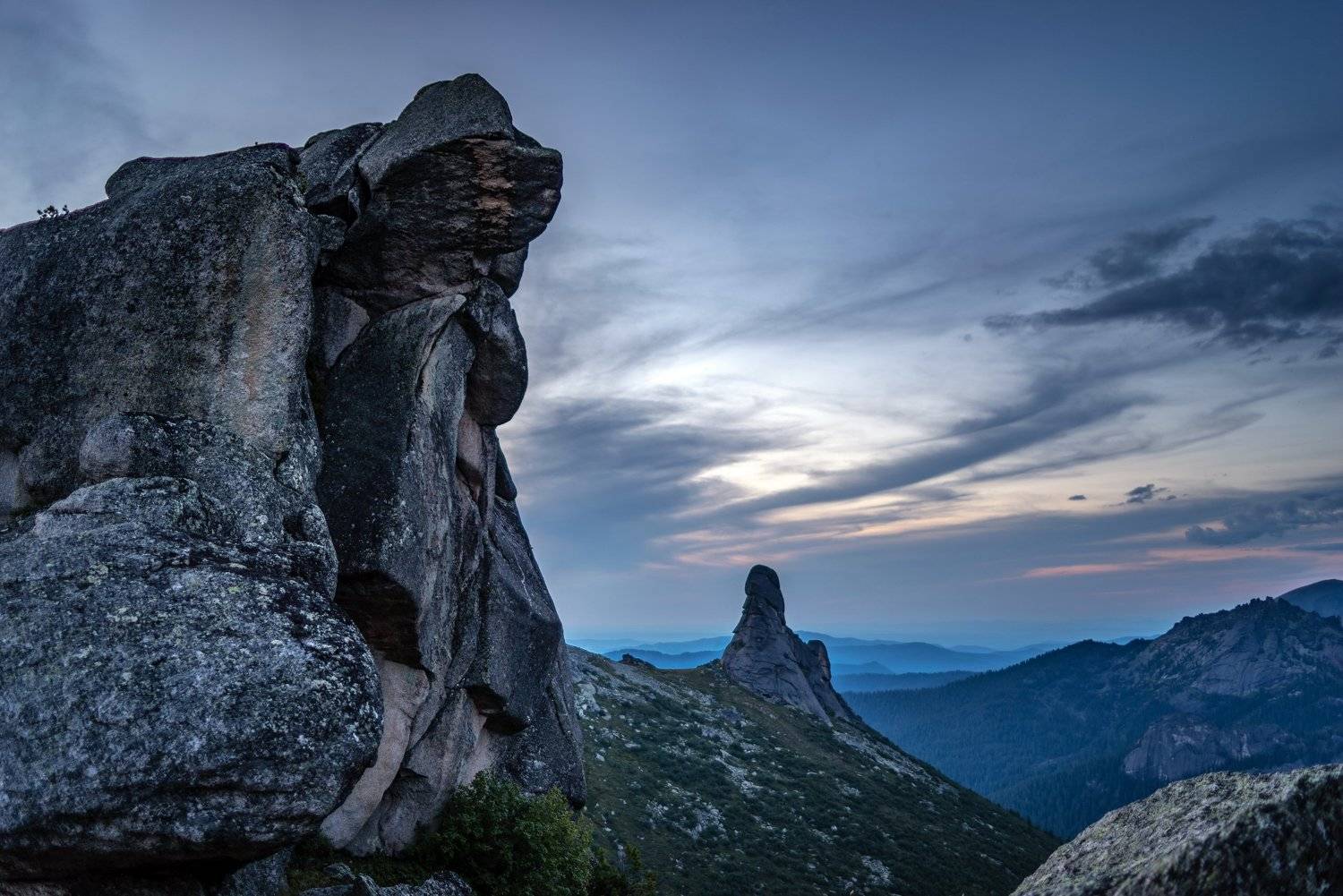 горы, сибирь, саяны, западный саян, ергаки, ник васильев, сумерки, закат, скала, мыслитель, скала кит, Николай Васильев