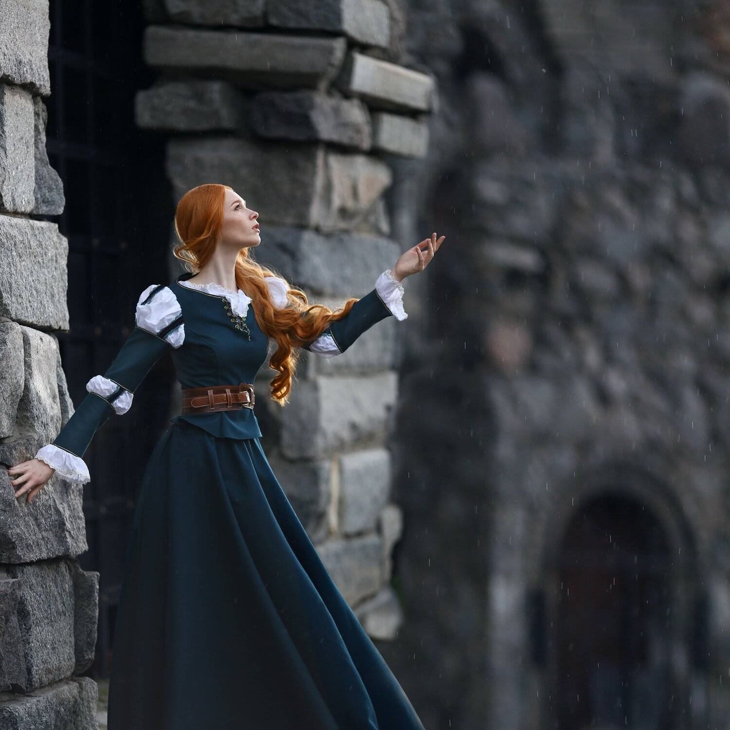rain, дождь, рыжая девушка, замок, храброе сердце, девушка под дождем, мокрые камни, исторический костюм, зеленое платье, Ирина Голубятникова