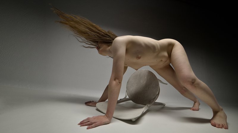 девушка Девушка и стул фото превью