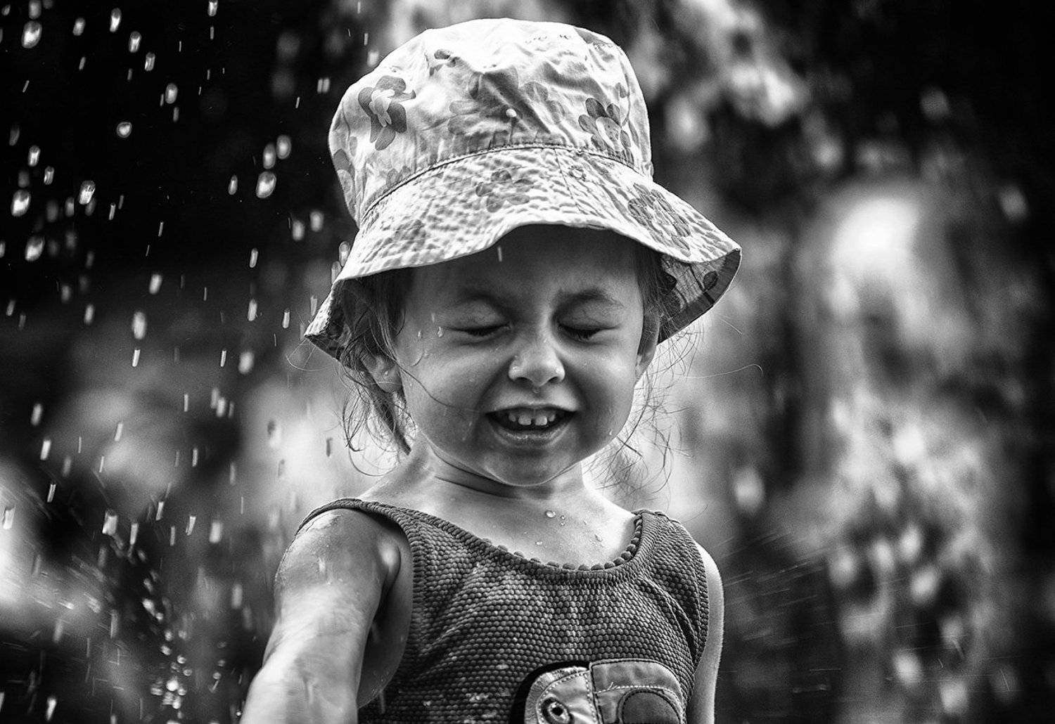 дети, чб фото, жанровый уличный детский портрет, фонтаны, эмоции, Vera Trandina