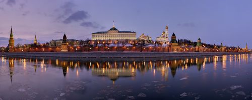 весеннее отражение Кремля