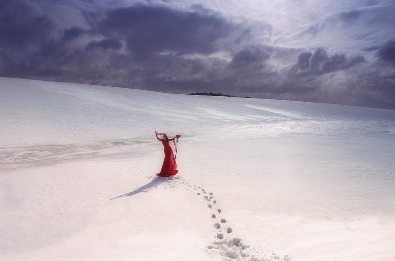 весна, девушка, снег, красное, платье ...Встречая весну... фото превью