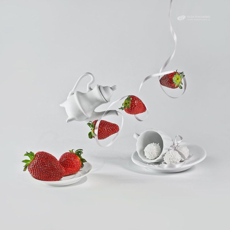 клубника, молочник, блюдце, летающие, ленточка, конфеты, натюрморт Клубника со сливками... фото превью