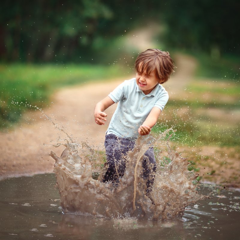 лужи ребенок прыжок детство Детство фото превью