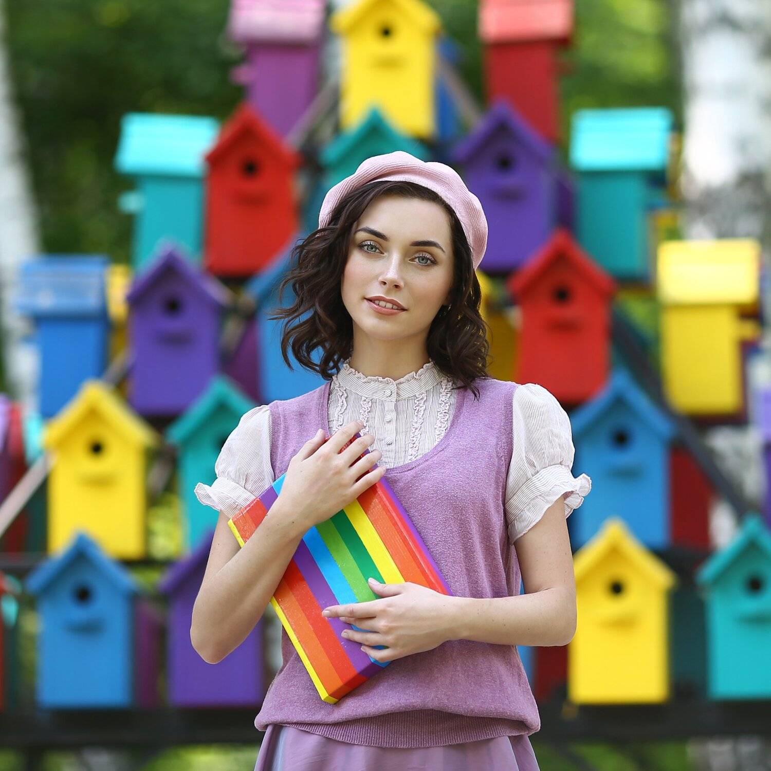 Frenchwoman, француженка, девушка в берете, берет, скворечники, радуга, разноцветные скворечники, брюнетка, спектр, голубые глаза, Ирина Голубятникова