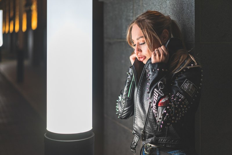 ночь, куртка, косуха, фонарь, свет, модель Ночной портрет фото превью