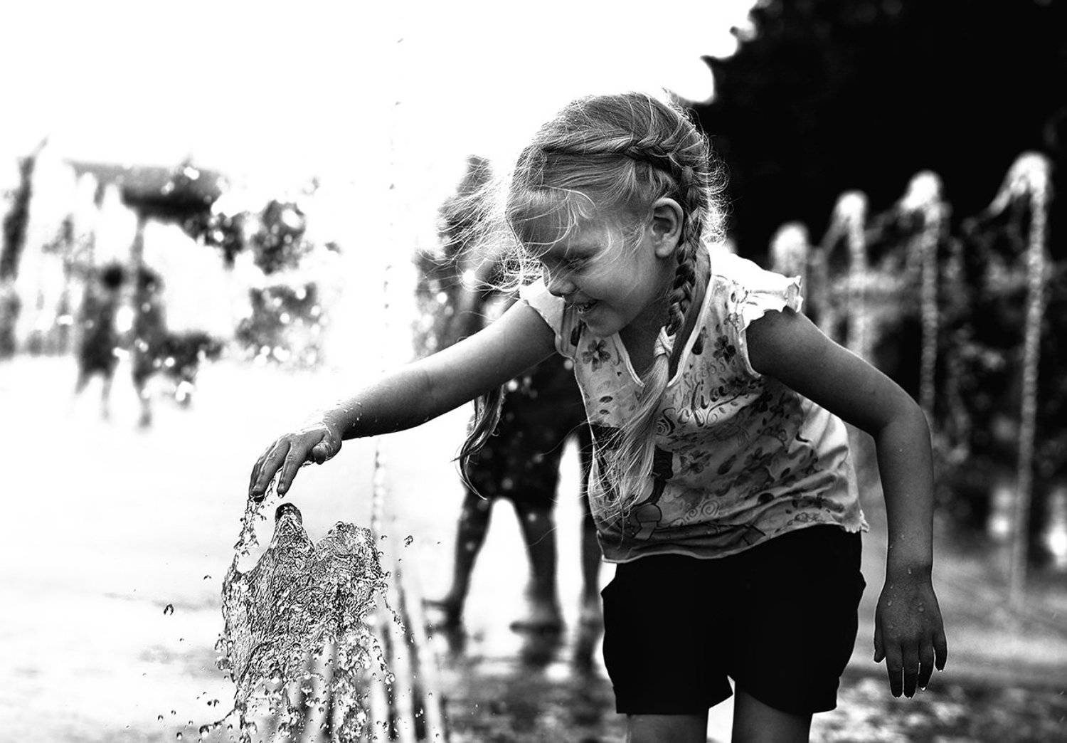 дети, чб фото, жанровый уличный детский портрет, фонтаны, эмоции, Vera Trandina