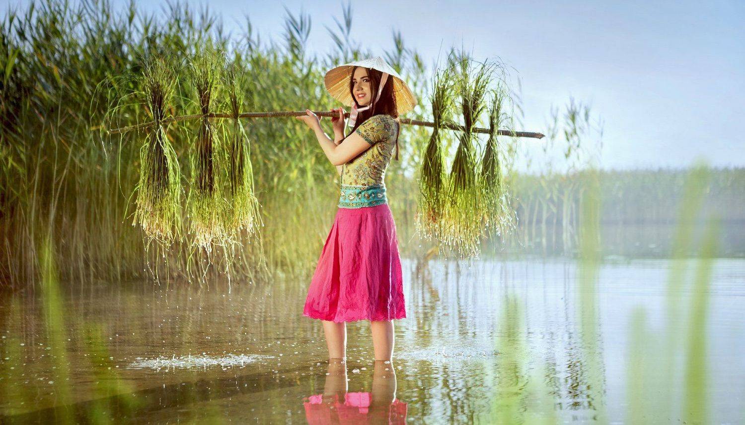 девушка, женский портрет, сборщица риса, поле, вода, вьетнам, азия, трава, шляпа, небо, трава, жанр, постановка, Наталья Прядко