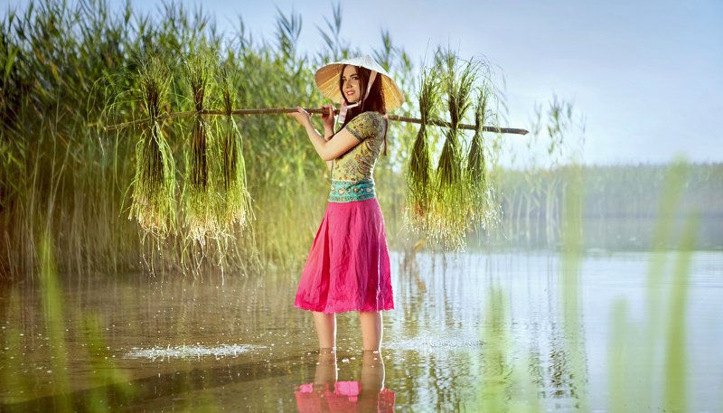 девушка, женский портрет, сборщица риса, поле, вода, вьетнам, азия, трава, шляпа, небо, трава, жанр, постановка Сборщица риса фото превью