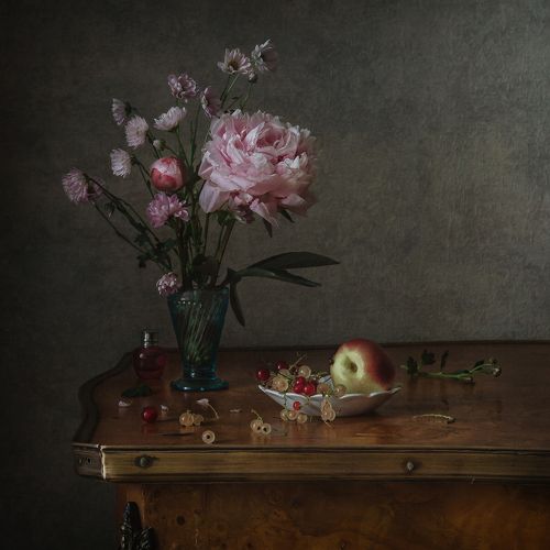 Пион, нектарин и смородина