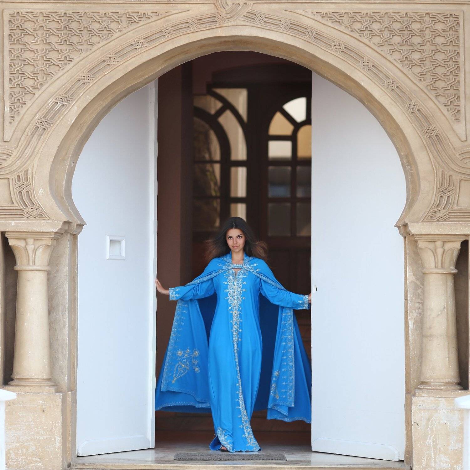 Тунис, Монастир, восток, восточные сказки, Oriental tales, восточная девушка, восточный голубой костюм, голубое платье, восточное платье, белые двери, открывает двери, архитектура, восточная архитектура, Ирина Голубятникова