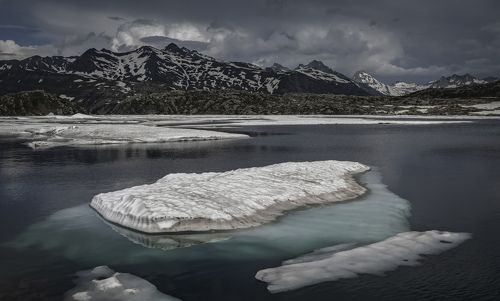 между нами тает лед