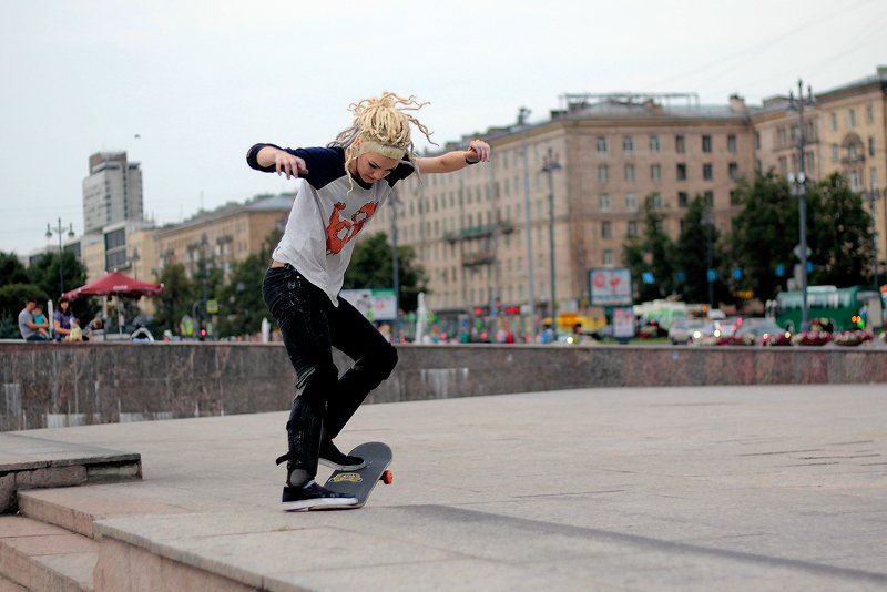 девушка, город, скейт, стрит скейтерша фото превью