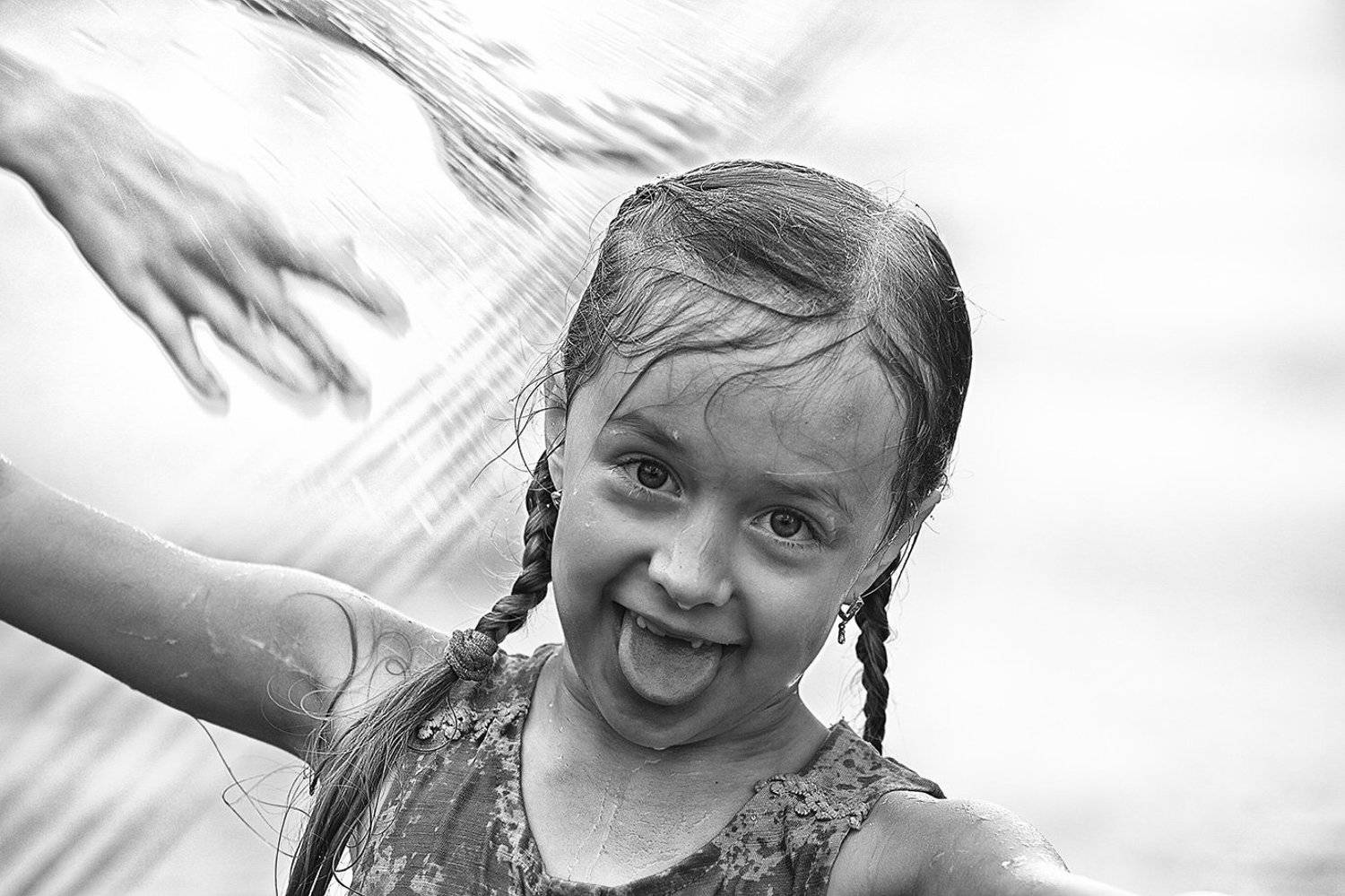дети, чб фото, жанровый уличный детский портрет, фонтаны, эмоции, Vera Trandina