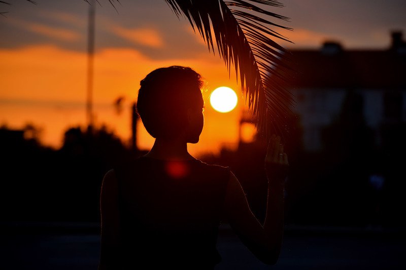 закат в городе  фото превью