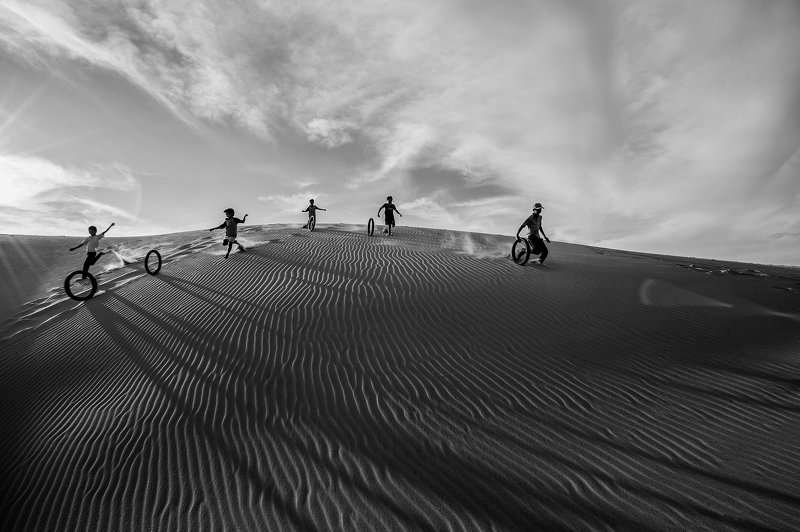 Game on the sand dune фото превью