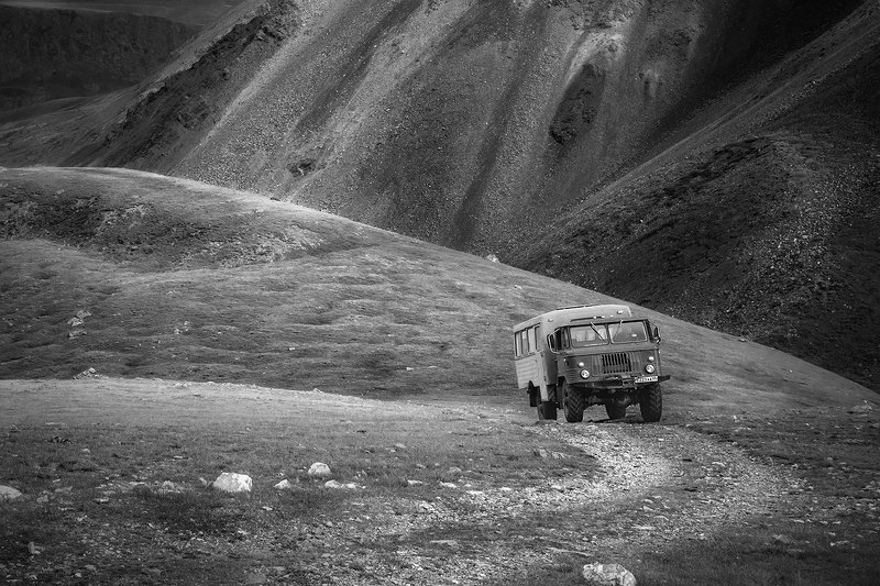 пейзаж, горы, перевал, дорога, машина, вездеход, шишига, подъем, крутой, чб, черно-белое, алтай, сибирь, трудный, тяжелый Наматывая мили на кардан... фото превью