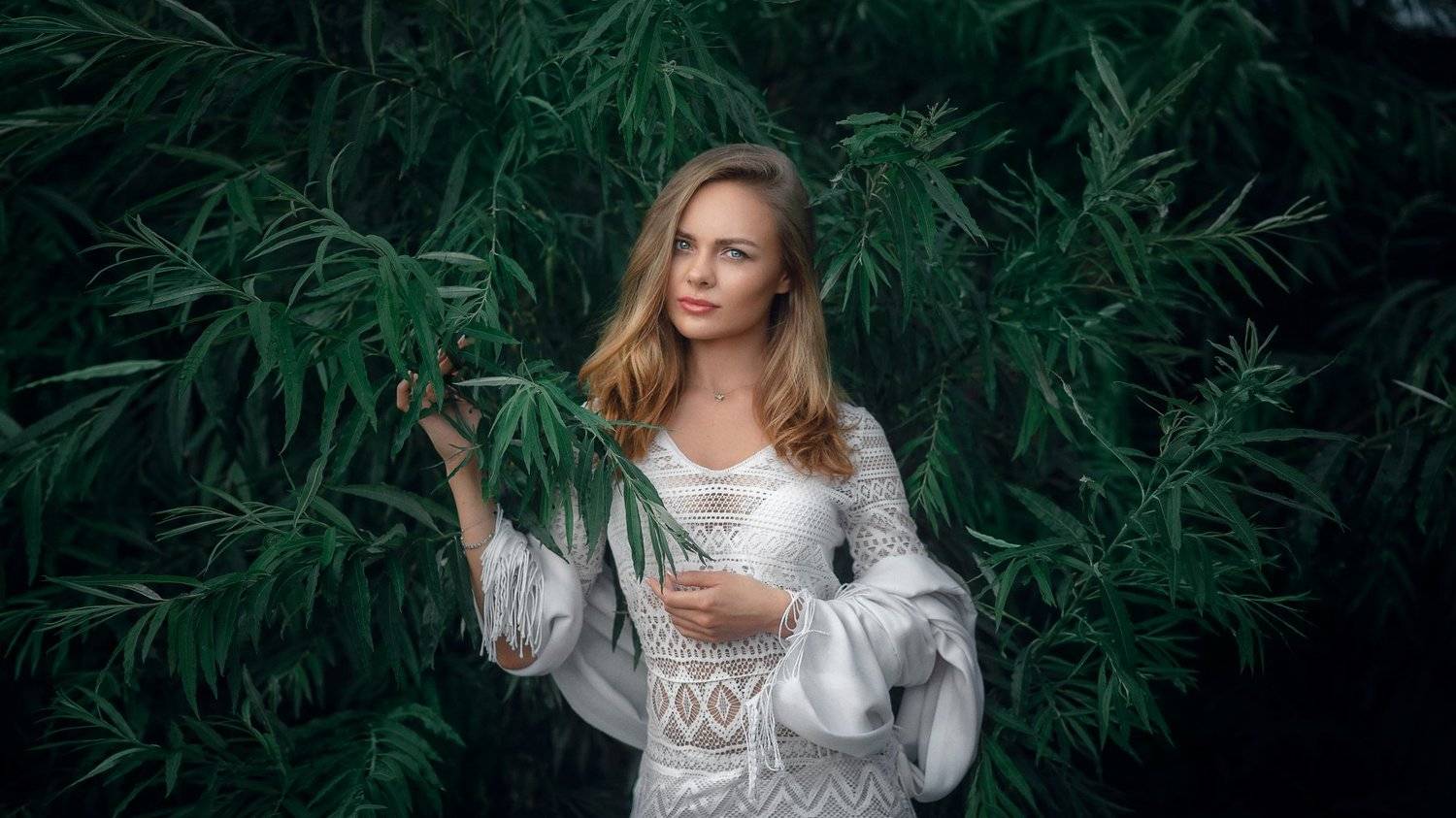 девушка, комната, черный, белый,  печаль ,красота ,грудь, красный,, Денис Лыткин