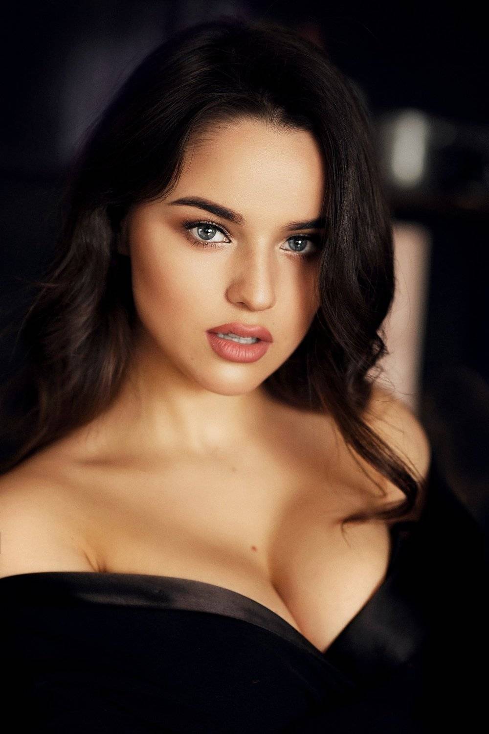 девушка, комната, черный, белый,  печаль ,красота ,грудь, красный,, Денис Лыткин