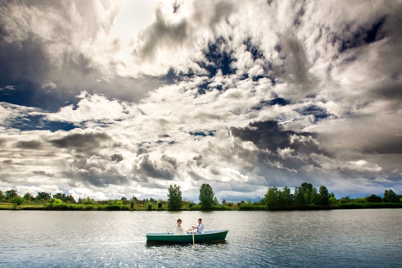 любовь, лето, вода, озеро, небо, пейзаж, Двое в лодке фото превью