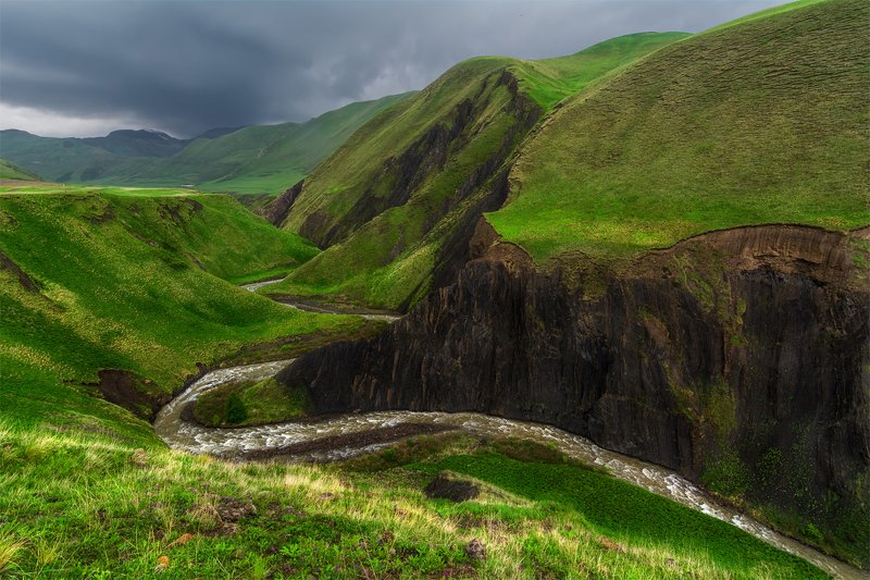 природа, пейзаж, горы, кавказ, природа россии, дикая природа, закат, свет, облака, вечер, весна, Горные реки не ищут легких путей фото превью