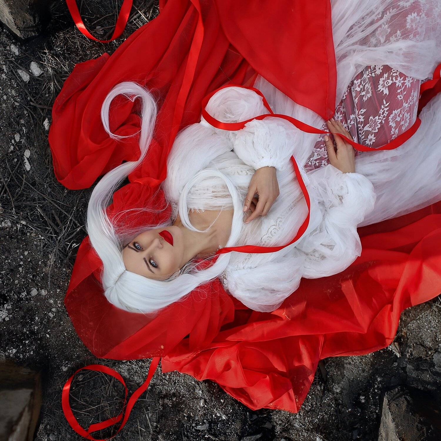 красный, белый, красно-белый, белые волосы, красная лента, девушка лежит, кружево, голая земля, алые губы, красный плащ, парик, седой, камни, Ирина Голубятникова