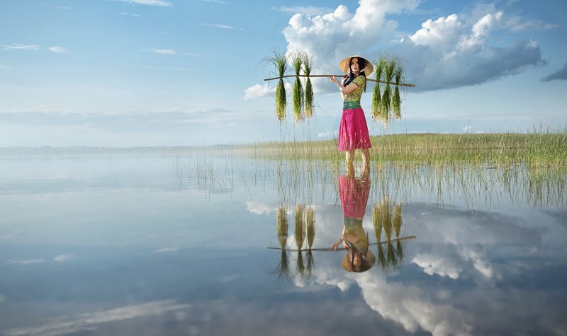 девушка, женский портрет, сборщица риса, поле, вода, вьетнам, азия, трава, шляпа, небо, трава, жанр, постановка Сборщица риса фото превью