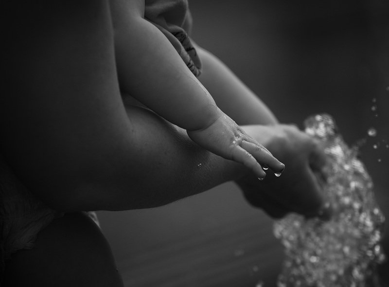 дети, чб фото, жанровый уличный детский портрет, фонтаны, эмоции Фонтанное настроение. Первое лето фото превью