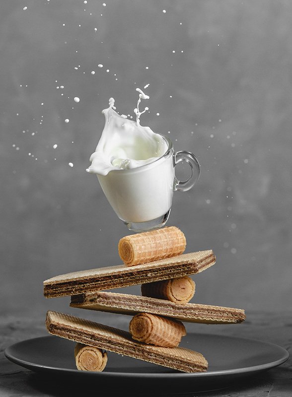 фудфото, еда, молоко, чашка, вафли, сладости, всплески, брызги Вафли и молоко фото превью