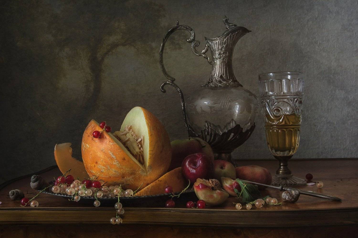 натюрморт, стекло, кувшин, бокал, фрукты, дыня, слива, нектарин, ягода, смородина, Анна Петина