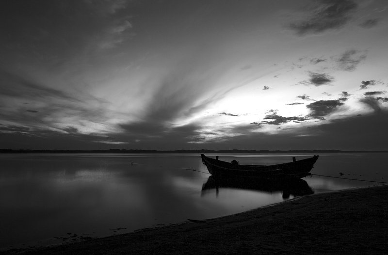 сахалин, лодка, рыбалка До рассвета можно передохнуть фото превью
